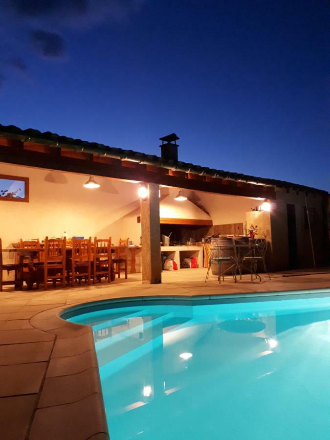 Gite Le Chalet Des Milles Et Un Chemins Castelnou Eksteriør billede
